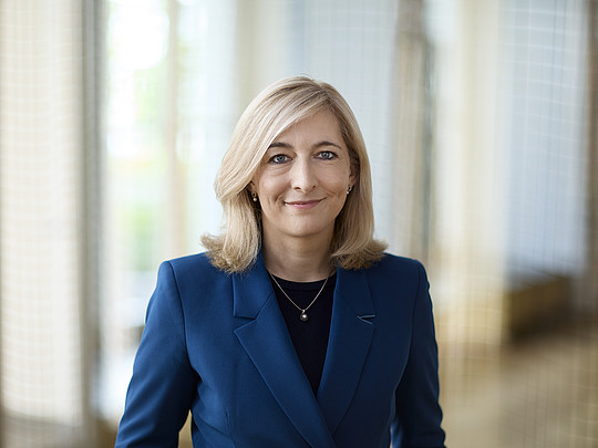 Es ist Bundesgesundheitsministerin Nina Warken im Portrait zu sehen.