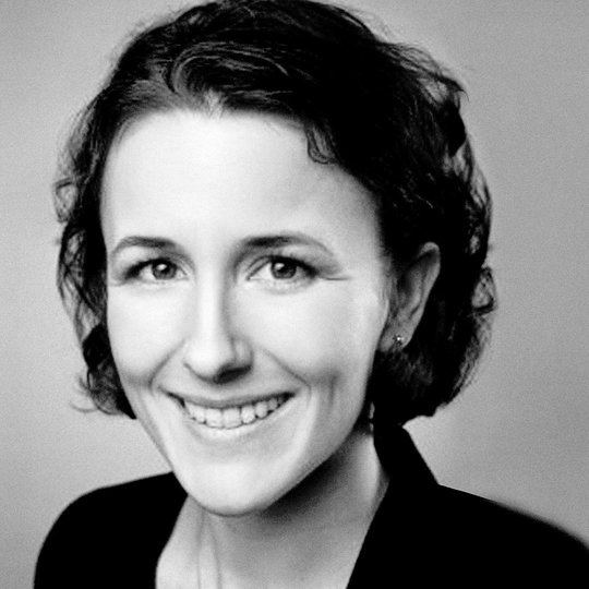 Schwarz-Weiß-Porträt von Dr. Sarina Strumpen