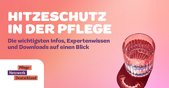 Ein Glas Wasser wirft einen Schatten auf rosa Hintergrund mit deutschem Text: „Hitzeschutz in der Pflege. Die wichtigsten Infos, Expertenwissen und Downloads auf einen Blick.“ Logo: „Pflege-Netzwerk Deutschland.
