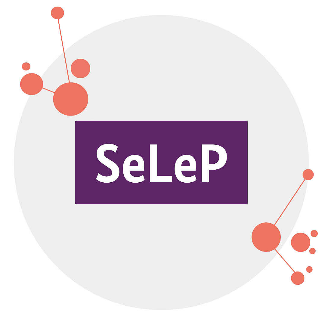 Eine Grafik mit hellgrauem, kreisförmigem Hintergrund zeigt den Text „SeLeP“ in Weiß auf einem violetten Rechteck. Rot-orange verbundene Kreise umgeben den Text und ähneln einer Molekülstruktur.