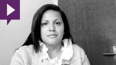 Schwarz-Weiß-Porträt von Dr. Claudia Orellana Rios